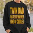 Twin Dad 父の日 ツインダッド メイヘムのマスター 抱きしめる王様 スウェットシャツ 彼への贈り物