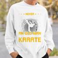 Never Underestimate An Old Man Who Know Karate スウェットシャツ 彼への贈り物