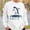 面白いペンギンがトランポリンでジャンプ スウェットシャツ 彼への贈り物