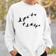 飛ぶ鳥の群れ 長袖tシャツ スウェットシャツ 彼への贈り物