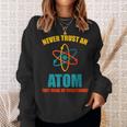 Never Trust An Atom グラフィック皮肉tシャツ スウェットシャツ 彼女への贈り物