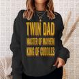 Twin Dad 父の日 ツインダッド メイヘムのマスター 抱きしめる王様 スウェットシャツ 彼女への贈り物