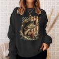 ビンテージバスフィッシング迷彩、アメリカ国旗。 長袖tシャツ スウェットシャツ 彼女への贈り物