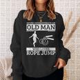 縄跳び 縄跳びが大好きな老人を過小評価しない スウェットシャツ 彼女への贈り物