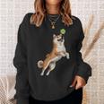 遊び心のある柴犬フェッチ追いかけテニスボール スウェットシャツ 彼女への贈り物