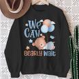 Cute We Can Bearly Wait For Gender Neutral ベビーシャワーパーティー スウェットシャツ 年配の女性への贈り物