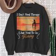 I Don't Need Therapy I Just Need Fishing スウェットシャツ 年配の女性への贈り物