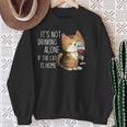 It's Not Drinking Alone If The Cat Is Home 面白い猫とワイン スウェットシャツ 年配の女性への贈り物