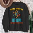 Never Trust An Atom グラフィック皮肉tシャツ スウェットシャツ 年配の女性への贈り物