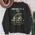 Sometimes Its A Fish Buzz Fishing Lover 漁師のギフト スウェットシャツ 年配の女性への贈り物