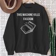 This Machine Kills Fascism 本読書 反トランプ スウェットシャツ 年配の女性への贈り物