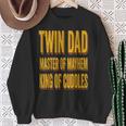 Twin Dad 父の日 ツインダッド メイヘムのマスター 抱きしめる王様 スウェットシャツ 年配の女性への贈り物