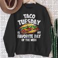 タコ・チューズデーは1週間のうちで一番好きな日 Taco Tuesday Is My Favorite Day スウェットシャツ 年配の女性への贈り物