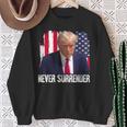 トランプは決して降伏しない 共和党大統領ドナルド・トランプ スウェットシャツ 年配の女性への贈り物