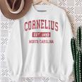 Cornelius North Carolina Nc ビンテージスポーツデザイン レッドデザイン スウェットシャツ 年配の女性への贈り物