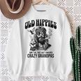 Old Hippies Don't Die They Turn Into Crazy Grandpas スウェットシャツ 年配の女性への贈り物