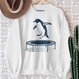 面白いペンギンがトランポリンでジャンプ スウェットシャツ 年配の女性への贈り物