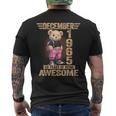 1965年12月 60歳の誕生日 60歳のテディベア Being Awesome メンズTシャツ バックプリント