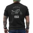 60 歳の誕生日男性オートバイ バイクに乗る人 1964 メンズTシャツ バックプリント