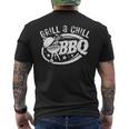 Grill And Chill おもしろbbqバーベキューシェフ 肉料理人 メンズTシャツ バックプリント
