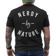 Nerdy By Nature ファニーオタクシャツ ギフト オタク メンズTシャツ バックプリント