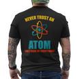 Never Trust An Atom グラフィック皮肉tシャツ メンズTシャツ バックプリント