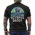 Octopus Daddy Bandiera Usa Festa Del Papà 4 Luglio Retrò T-shirt da uomo con stampa posteriore