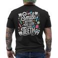 Smile Before You Lose Your Th 歯医者のジョーク メンズTシャツ バックプリント