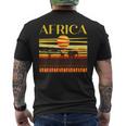 アフリカの衣装と夕日のアフリカの動物。 メンズTシャツ バックプリント