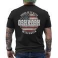 ウィスコンシン州オシュコシュ、ビンテージアメリカ国旗 メンズTシャツ バックプリント