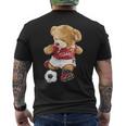 サッカーをするかわいいテディベア。 メンズTシャツ バックプリント