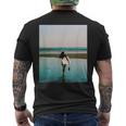 サーファー ガール（写真 リアルフォト）【Surfide サーフサイド】サーフィン 夏・海 ビーチ 砂浜 おしゃれ メンズTシャツ バックプリント