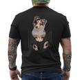シェルティー犬愛好家のためのポケットに入った面白いシェットランドシープドッグ メンズTシャツ バックプリント