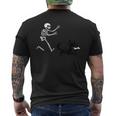 スケルトンハロウィーンを実行している面白いチワワ メンズTシャツ バックプリント