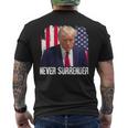 トランプは決して降伏しない 共和党大統領ドナルド・トランプ メンズTシャツ バックプリント