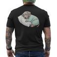 パジャマで寝ているかわいいワイマラナー犬就寝アート メンズTシャツ バックプリント