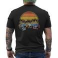 ビーチのレトロな車 ヴィンテージ グランジサンセット メンズTシャツ バックプリント