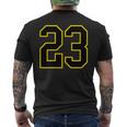 ブラックとイエローのカレッジスポーツスタイルの23番。 メンズTシャツ バックプリント
