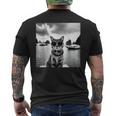 ベトナムのハロン湾でサングラスをかけた猫 メンズTシャツ バックプリント