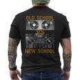 ミュージックdjs オールドスクールvs ニュースクールターンテーブル メンズTシャツ バックプリント