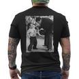 モハメド・アリとケニー・ベイカーのファイトシーンバラエティ番組1979 メンズTシャツ バックプリント