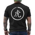 寅 トラ 漢字 漢字 日本語 シンボル メンズTシャツ バックプリント
