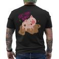 泥遊びをする子豚 すべての瞬間を楽しみましょう！ メンズTシャツ バックプリント