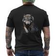 灰色のオオカミ 川を渡る オオカミ 野生動物 メンズTシャツ バックプリント