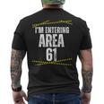 私は61歳の誕生日 おもしろい エリアに入ってる 61歳 メンズTシャツ バックプリント