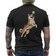 遊び心のある柴犬フェッチ追いかけテニスボール メンズTシャツ バックプリント