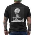 面白いスペースオデッセイムーンベースエンブレム。 メンズTシャツ バックプリント