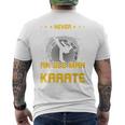 Never Underestimate An Old Man Who Know Karate メンズTシャツ バックプリント