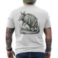 シュールなアコーディオンミュージカルアルマジロアート メンズTシャツ バックプリント