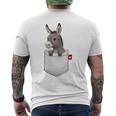 ポケットの中のロバのぞくかわいい動物のロバ メンズTシャツ バックプリント